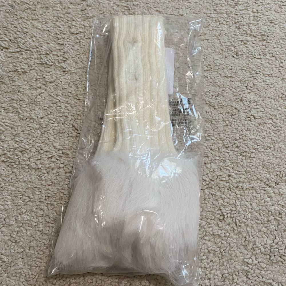 Urban Outfitters Faux Fur Handwarmer NWT - Ivory - Picture 5 of 5